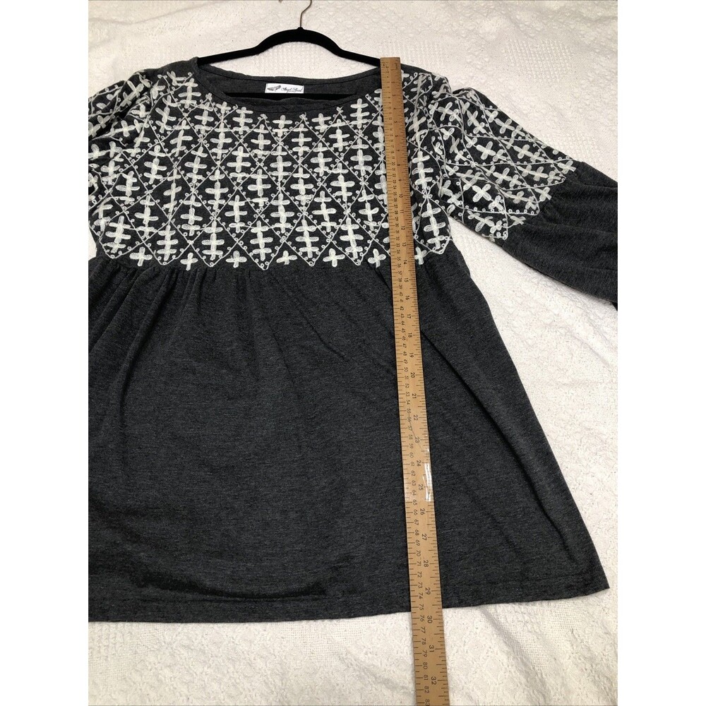 Angel Heart Boutique Women's Flowy top Gray w/ Off White Stitch Design Size 2X - Picture 9 of 10